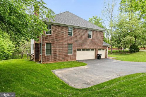 906 Helga Pl, Mc Lean, VA 22102-2162