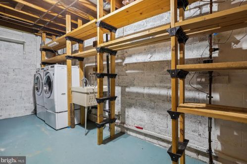 8675 Hickory Ridge Ct, Springfield VA  22153-3703 exterior