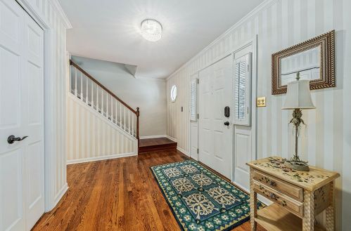 1720 Frost Ln, Naperville, IL 60564-5165