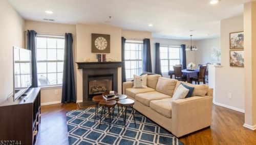 1080 Shadowlawn Dr, Green Brook, NJ 08812-1747