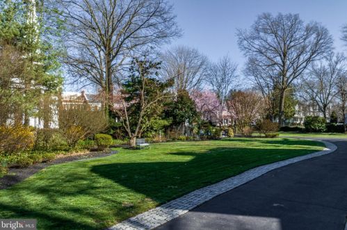 114 Kings Hwy, Tavistock NJ 08033-1981 exterior