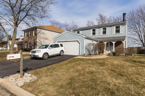 679 Iroquois Trl, Carol Stream, IL 60188-3310