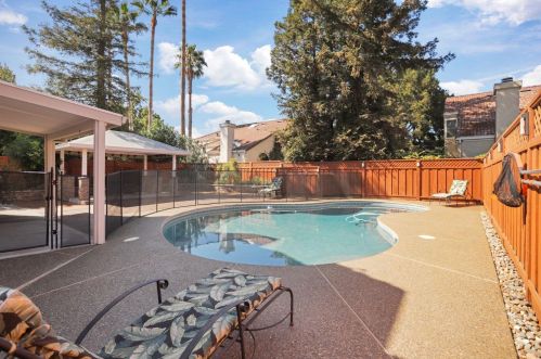2161 Hillcrest Dr, Tracy, CA 95377-9269