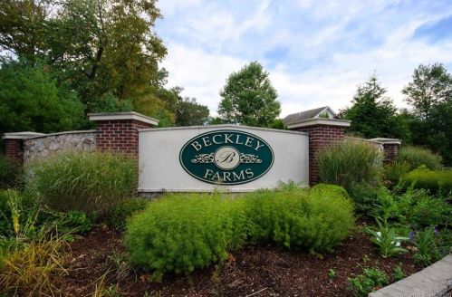171 Scenic Dr, Kensington, CT 06037-2522
