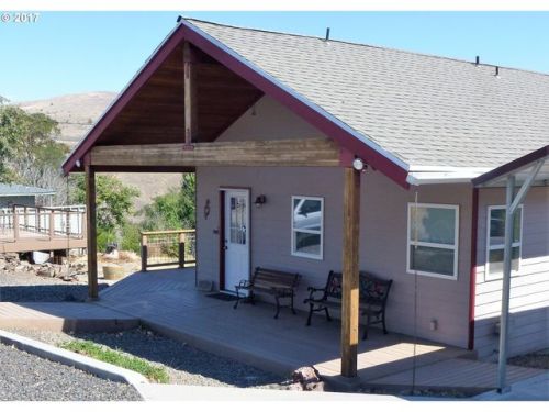 202 4th St, Maupin, OR 97037-9234