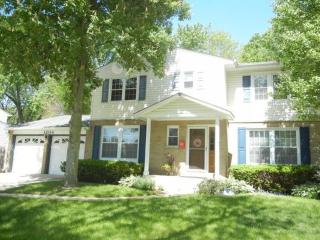 1014 Williams Dr, Palatine, IL 60074-5633