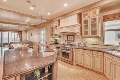1610 Pacific Coast Hwy, Huntington Beach CA  92648-4434 exterior