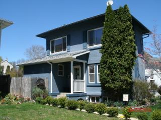 561 Arlington Ave, Delaware Park, NJ 08865-2701