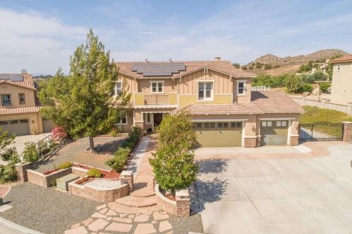 16550 Catalonia Dr, Riverside CA  92504-8701 exterior