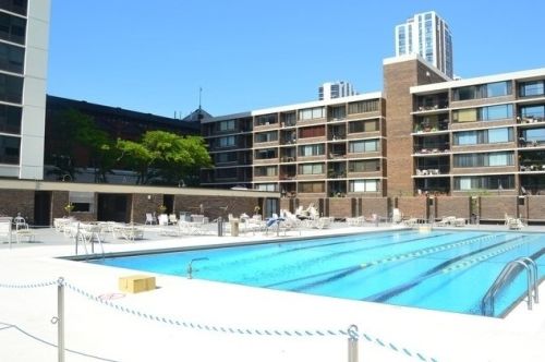 1560 Sandburg Ter, Chicago IL  60610-1313 exterior