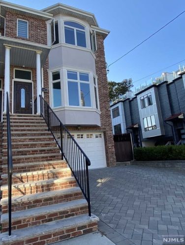 793 Edgewood Ln, Cliffside Park, NJ 07010-2628
