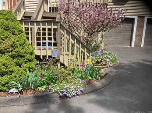 2 De Marchis Dr, Huntington, CT 06484-5547