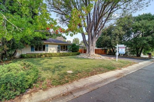 530 Valencia Dr, Los Altos, CA 94022-1761