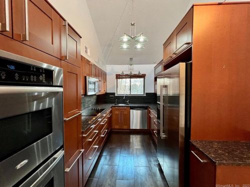 3 Rowayton Woods Dr, Norwalk, CT 06854-3929