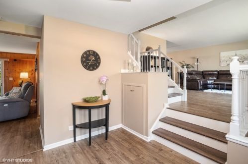 713 Utah Cir, Elk Grove Vlg, IL 60007-2855