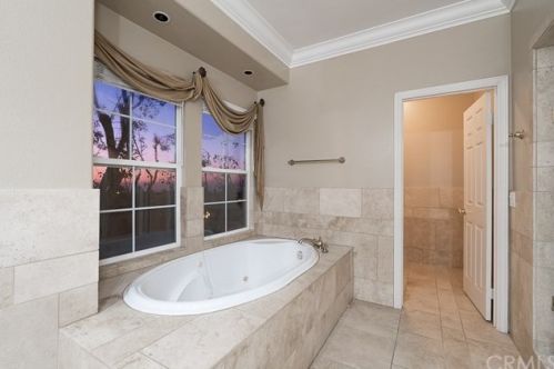 7300 Chateau Rdg Ln, Riverside CA  92506-7542 exterior