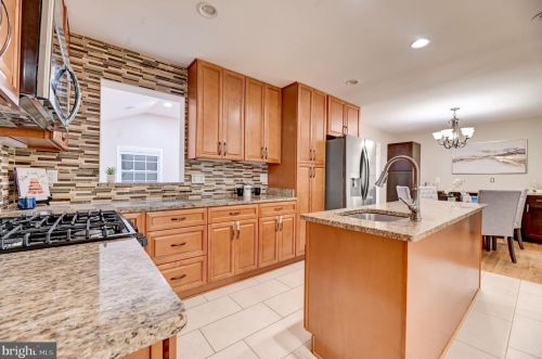 7203 Hadlow Dr, Springfield VA  22152-3529 exterior