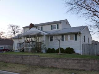 886 Woodmere Dr, Keyport, NJ 07735-5542