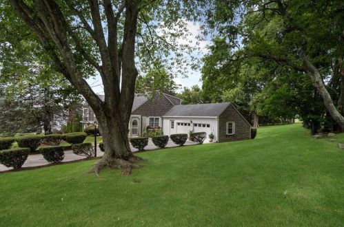 16 Circle Dr, Middletown, RI 02842-4606