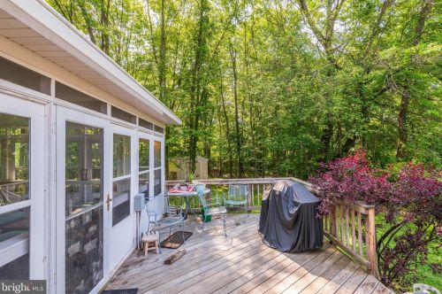 2333 Rosedown Dr, Herndon VA  20191-1631 exterior