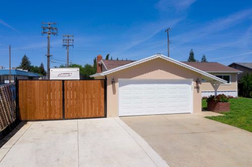 8801 Halverson Dr, Elk Grove, CA 95624-1630