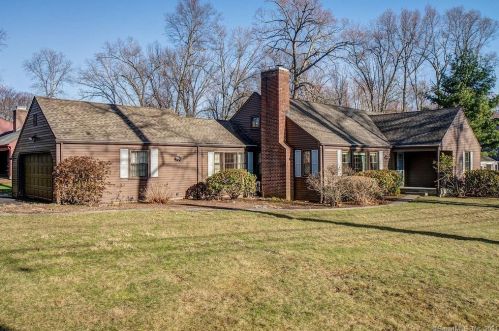 15 Oak Ridge Ln, Hartford, CT 06107-3506