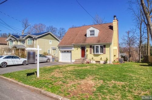 84 Roosevelt St, Cresskill, NJ 07626-1330