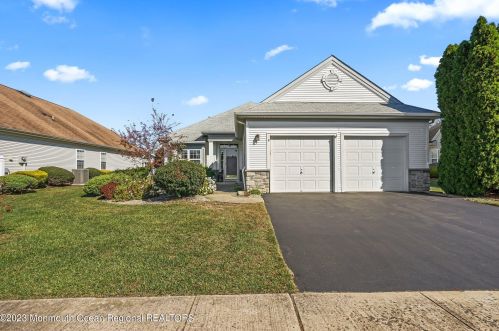 6 Comiche Ct, Lakehurst, NJ 08759-6168