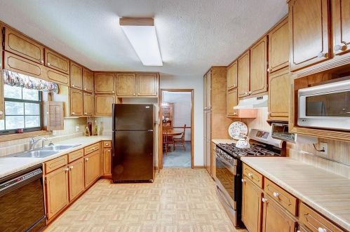 125 Oak Leaf Dr, Stockbridge GA  30281-4998 exterior