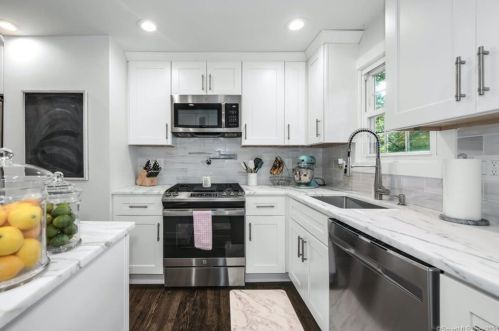 129 Grumman Ave, Norwalk CT  06851-2404 exterior