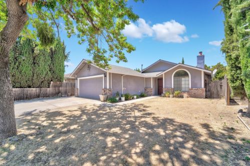 825 Deer Park Dr, Modesto, CA 95358-1476