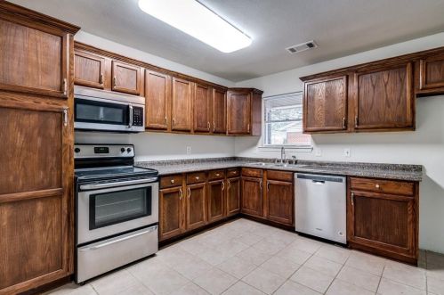 1612 Warren Ln, Fort Worth TX  76112-5723 exterior