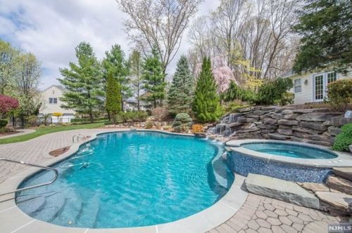 11 Hutton Dr, Mahwah, NJ 07430-2984