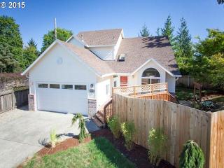 1256 12th St, Wood Village, OR 97060-1483