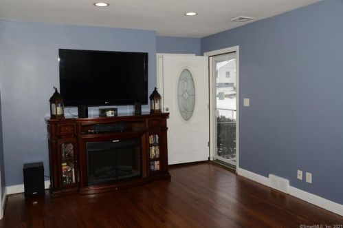 21 Warren St, Waterbury, CT 06706-1832