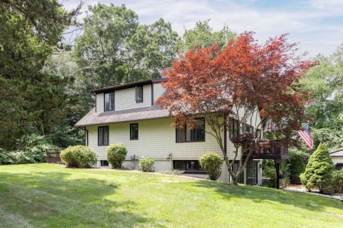 11 Robin Hollow Ln, Westerly, RI 02891-4908