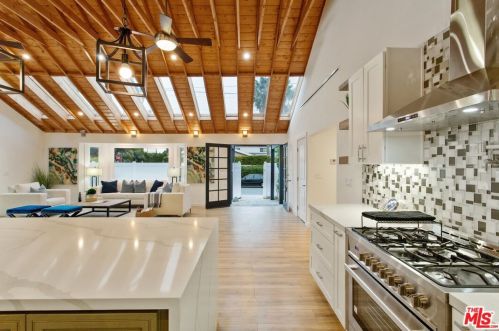 4951 Cedros Ave, Van Nuys CA  91403-1637 exterior