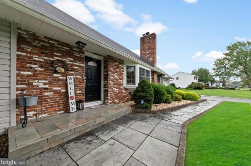 17 Winterset Dr, Trenton, NJ 08690-1115