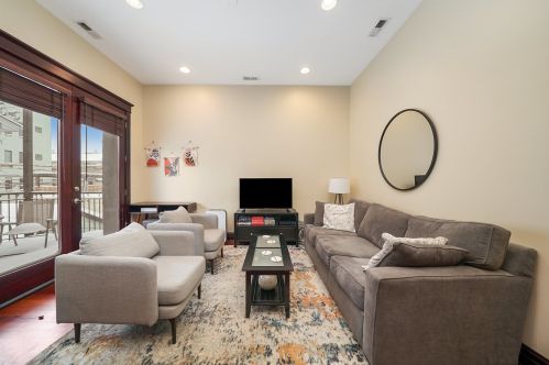 1416 Superior St, Chicago, IL 60642-5250