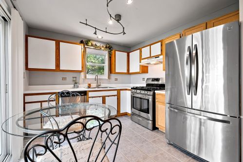 281 Camelot Ln, Carol Stream IL  60188-3617 exterior