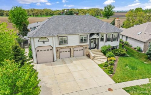 416 Prairieview Pkwy, Pingree Grove, IL 60140-9626