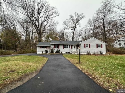 35 Elmwood Ave, Allendale, NJ 07401-2205