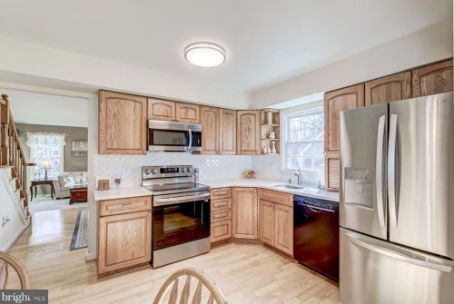 7722 Green Garland Dr, Springfield, VA 22153-2137