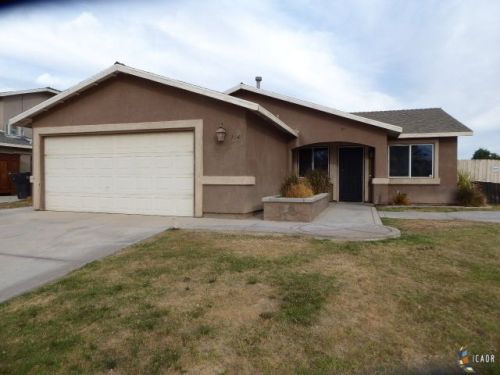 1040 Pine Ct, Brawley, CA 92227-3475