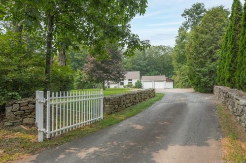 18 Grey Fox Trl, Woodbury, CT 06798-2216