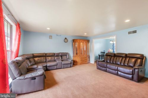 714 Imperial Dr, Lancaster, PA 17601-2020