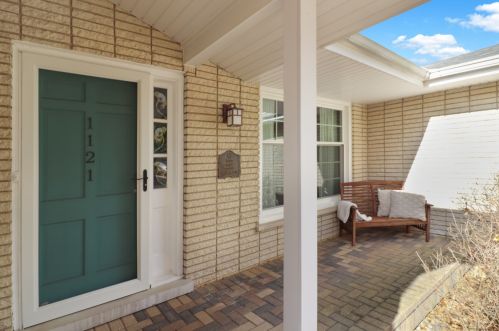 1121 Cardinal Ln, Naperville, IL 60540-8001