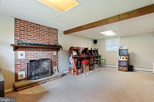 1464 Whispering Spg Dr, York PA 17408-8209 exterior