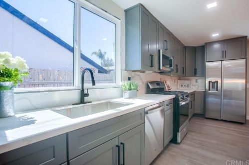 1461 Darwin Dr, Oceanside CA  92056-3042 exterior