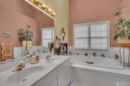 40 Lavender Dr, Princeton NJ  08540-9448 exterior